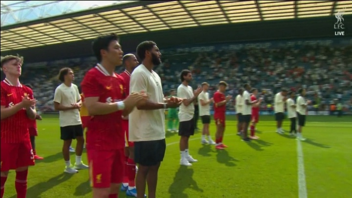 永远的20号若塔！利物浦球迷赛后高举若塔海报，高声歌唱悼念若塔